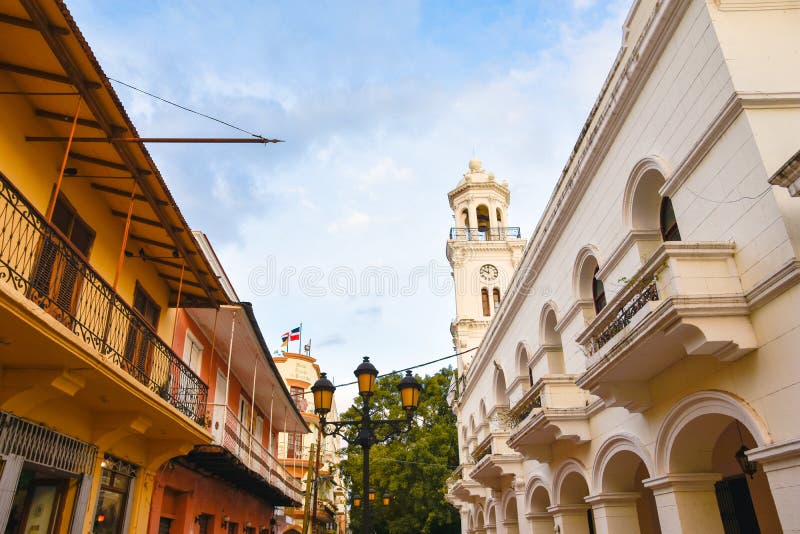 Santo Domingo, République Dominicaine La vie autour de la rue et de l'hôtel célèbre Restaurant Conde de Peñalba de Columbus Park images stock Santo Domingo, République Dominicaine La vie autour de la rue et de l'hôtel célèbre Restaurant Conde de Peñalba de Columbus Park images stock