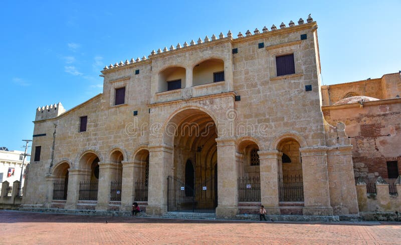 Santo Domingo, Δομινικανή Δημοκρατία Άποψη του διάσημου καθεδρικού ναού στο πάρκο του Columbus, αποικιακή ζώνη στοκ φωτογραφία Santo Domingo, Δομινικανή Δημοκρατία Άποψη του διάσημου καθεδρικού ναού στο πάρκο του Columbus, αποικιακή ζώνη στοκ φωτογραφία