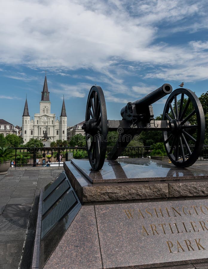 Santo Louis Cathedral de New Orleans con Canon imagen de archivo Santo Louis Cathedral de New Orleans con Canon imagen de archivo