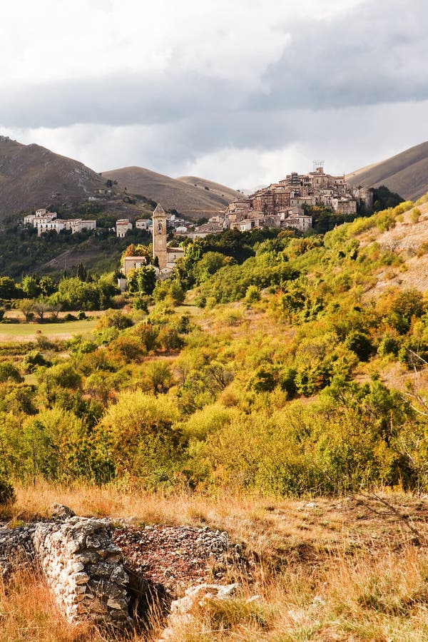 Santo Stefano Di Sessanio (Italia Foto de archivo Imagen de gran
