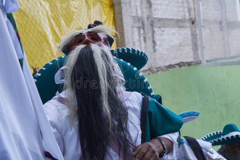 Santo Tomas Ocotepec, Oaxaca, México, o 3 de março de 2019: pessoa vestida no branco e na máscara do ancião com sobrancelhas e be imagem de stock royalty free Santo Tomas Ocotepec, Oaxaca, México, o 3 de março de 2019: pessoa vestida no branco e na máscara do ancião com sobrancelhas e be imagem de stock royalty free