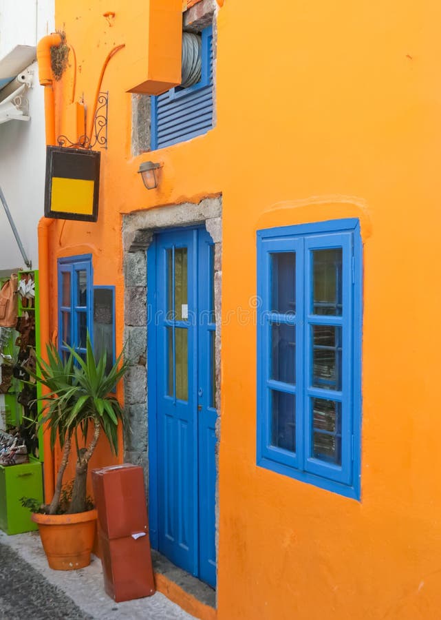 Santorini błękitny kolorowi domowi okno obraz stock
