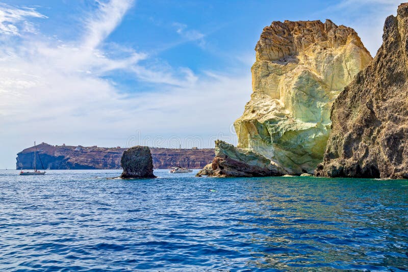 Santorini Cliffs e Azure Waters immagine stock libera da diritti