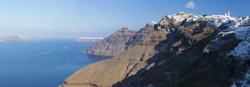 Santorini - das Panorama von Fira und von Firostefani am Morgen lizenzfreies stockfoto Santorini - das Panorama von Fira und von Firostefani am Morgen lizenzfreies stockfoto