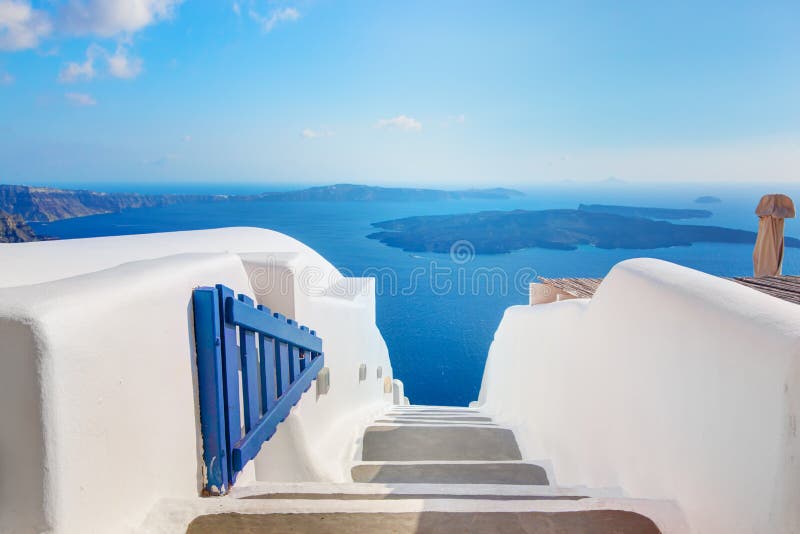 Santorini, Grecia Abra la puerta azul con la opinión y la caldera del Mar Egeo