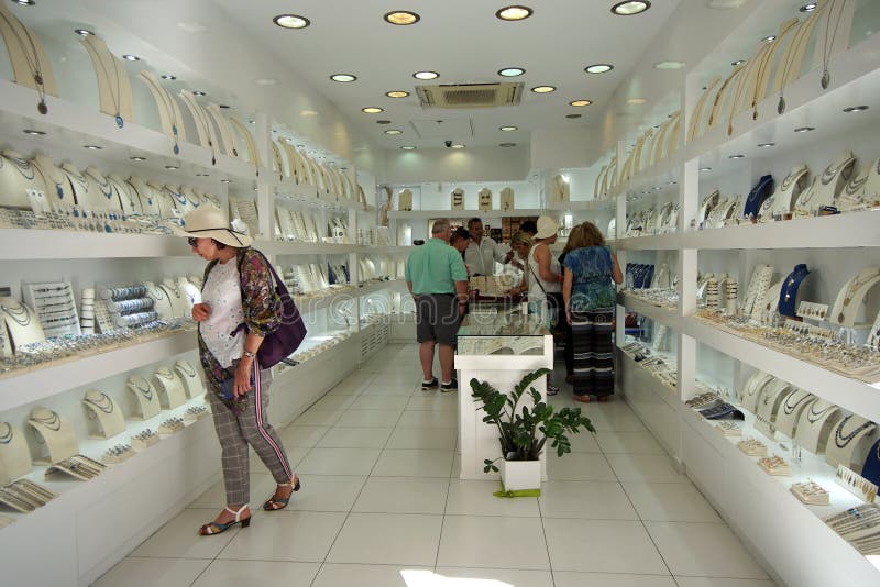 Santorini, Grecia, il 21 settembre 2018, turisti che fanno spesa immagini stock Santorini, Grecia, il 21 settembre 2018, turisti che fanno spesa immagini stock