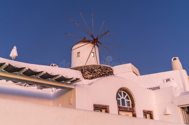 Santorini Grecia ottobre 2024 : Iconic Santorini Windmill con Whitewashed Architecture e Blue Sky al Sunset.