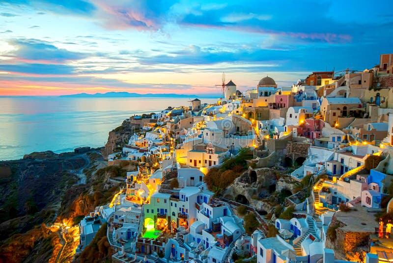 Oia, Santorini, Griechenland, berühmte romantische und wunderschöne Sonnenuntergänge.