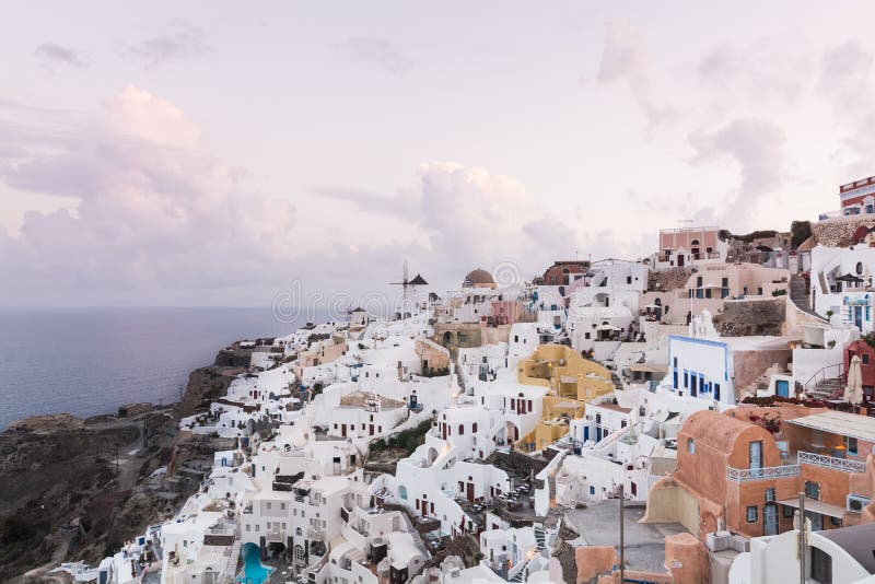 SANTORINI, GRIEKENLAND - MEI 2018: Iconisch panorama over Oia dorp op Santorini-eiland, Griekenland stock foto's SANTORINI, GRIEKENLAND - MEI 2018: Iconisch panorama over Oia dorp op Santorini-eiland, Griekenland stock foto's