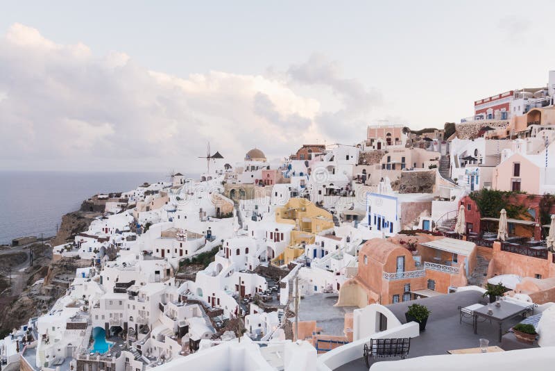 SANTORINI, GRÉCIA - EM MAIO DE 2018: Vista panorâmica icónica sobre a vila de Oia na ilha de Santorini, Grécia fotos de stock SANTORINI, GRÉCIA - EM MAIO DE 2018: Vista panorâmica icónica sobre a vila de Oia na ilha de Santorini, Grécia fotos de stock