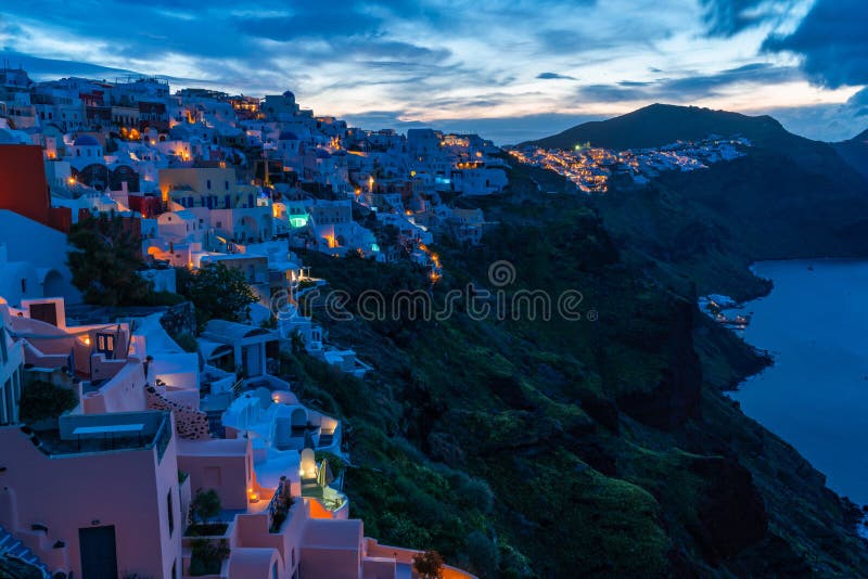 Santorini-Landschaft mit Ansicht von Oia bei Sonnenaufgang lizenzfreie stockbilder Santorini-Landschaft mit Ansicht von Oia bei Sonnenaufgang lizenzfreie stockbilder
