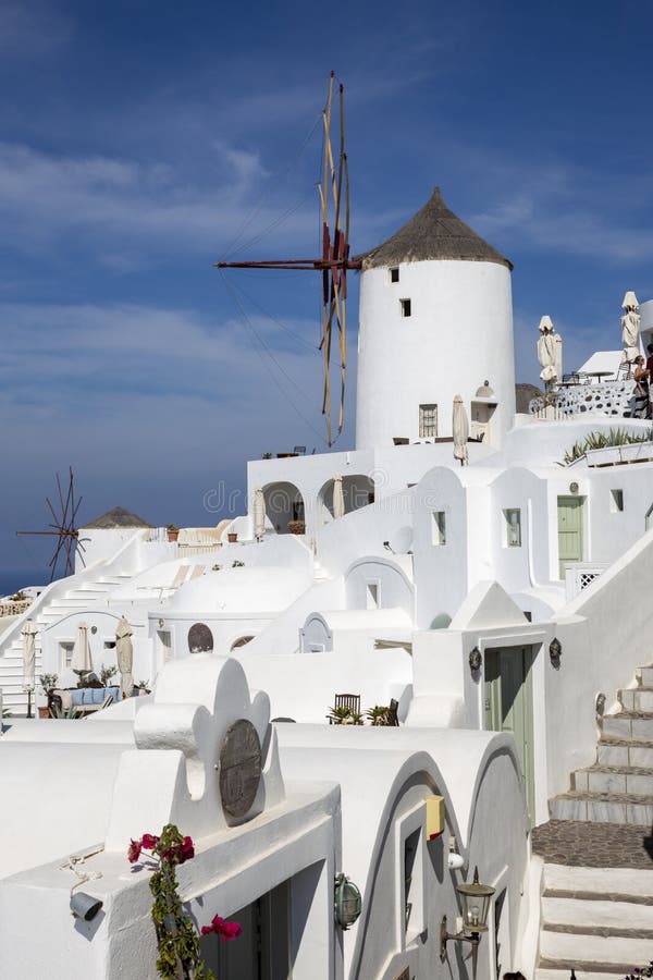 Santorini - Teil von Oia mit der Windmühle lizenzfreie stockfotos