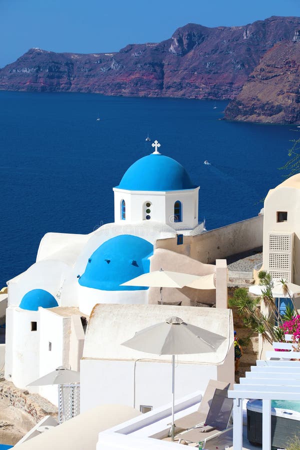 Santorini: Traditionelles griechisches weißes Dorf Oia mit blauen Hauben von Kirchen, Griechenland stockfotos Santorini: Traditionelles griechisches weißes Dorf Oia mit blauen Hauben von Kirchen, Griechenland stockfotos