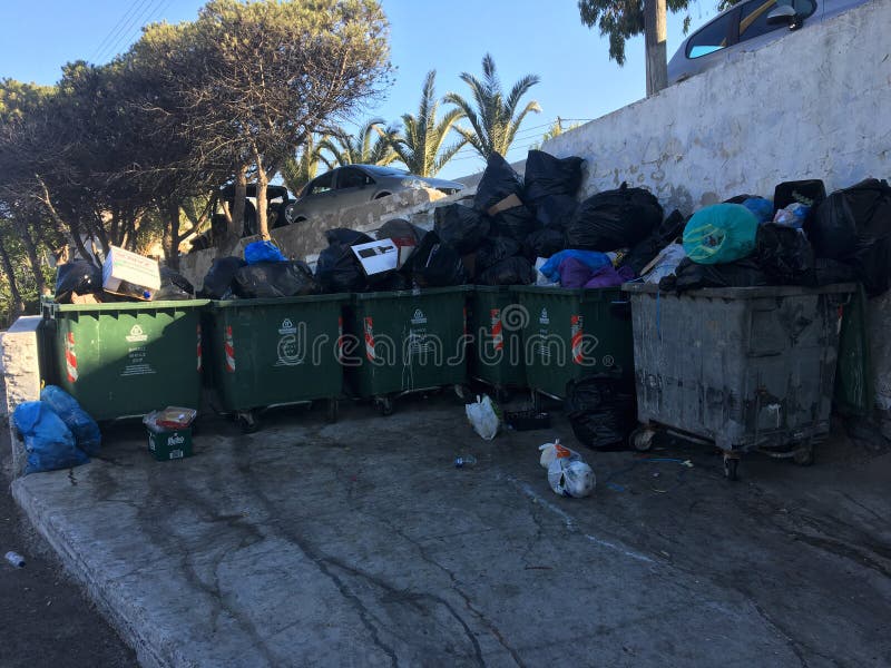 Santorini, Ελλάδα, στις 7 Ιουλίου 2018: Ξεχειλίζοντας δοχεία αποβλήτων στο νησί Santorini στοκ εικόνες Santorini, Ελλάδα, στις 7 Ιουλίου 2018: Ξεχειλίζοντας δοχεία αποβλήτων στο νησί Santorini στοκ εικόνες