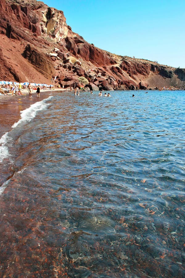 Santorini: Τουρίστες στην κόκκινη παραλία, μια από τις διασημότερες και όμορφες παραλίες του στοκ φωτογραφία με δικαίωμα ελεύθερης χρήσης