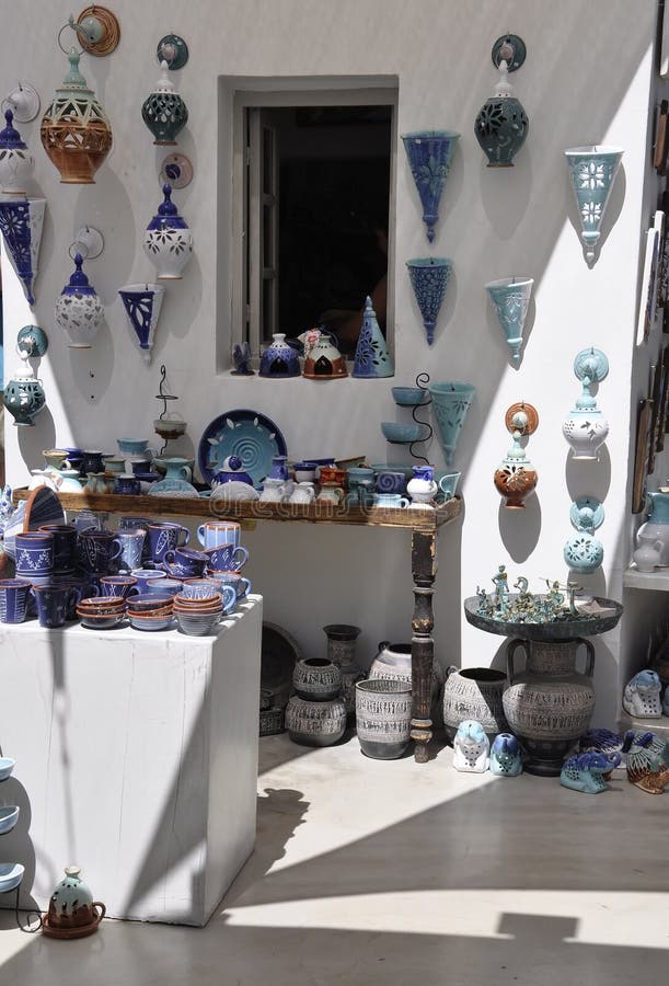 Santorini, 2-ое сентября: Сувениры ходят по магазинам в живописном городке Fira стоковое изображение rf Santorini, 2-ое сентября: Сувениры ходят по магазинам в живописном городке Fira стоковое изображение rf