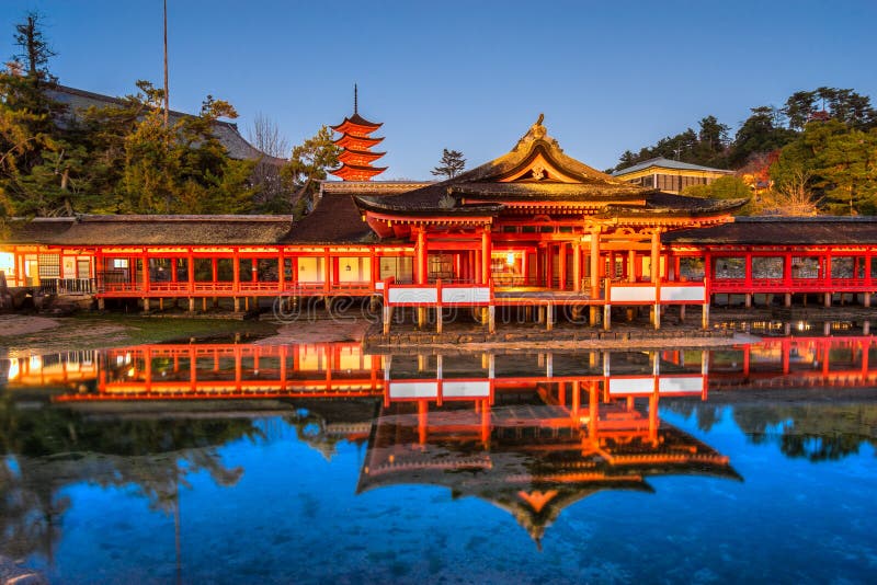 Santuario di Itsukushima, Miyajima, Giappone fotografia stock Santuario di Itsukushima, Miyajima, Giappone fotografia stock