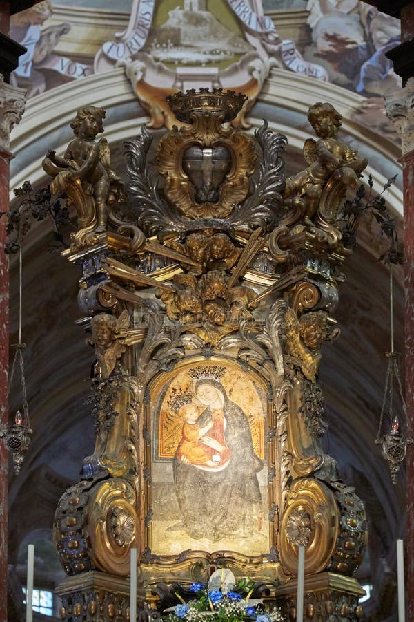 Santuario di Vicoforte, icona miracolosa di vergine Maria circondata dagli angeli in Italia fotografia stock Santuario di Vicoforte, icona miracolosa di vergine Maria circondata dagli angeli in Italia fotografia stock
