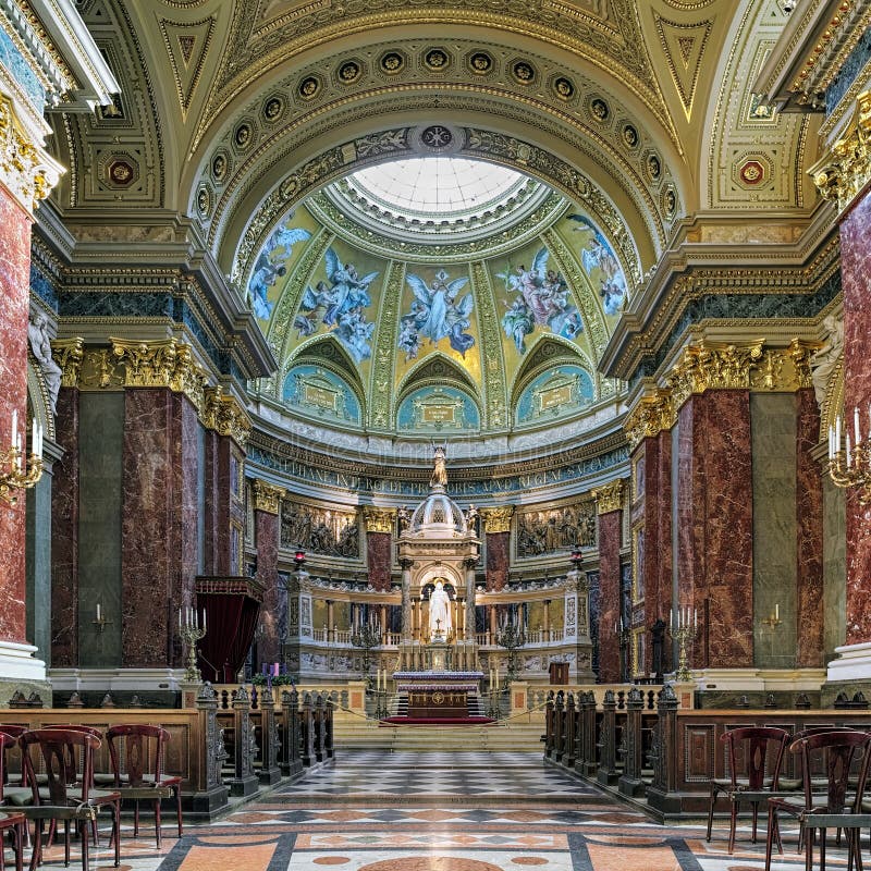 Santuario ed altare della basilica del ` s di St Stephen a Budapest, Ungheria immagini stock libere da diritti Santuario ed altare della basilica del ` s di St Stephen a Budapest, Ungheria immagini stock libere da diritti
