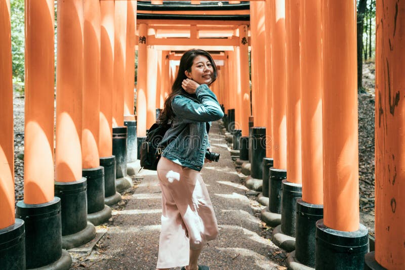 Santuário de visita do inari da câmera da terra arrendada do turista da menina fotografia de stock