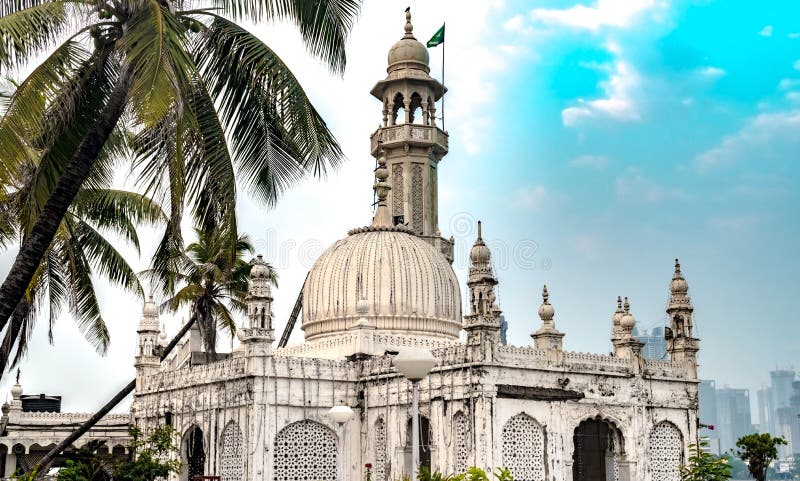 Santuário famoso de Sufi de Pir Haji Ali Shah Bukhari conhecido como Haji Ali Dargah Composto do mármore na arquitetura Indo-islâ fotos de stock Santuário famoso de Sufi de Pir Haji Ali Shah Bukhari conhecido como Haji Ali Dargah Composto do mármore na arquitetura Indo-islâ fotos de stock
