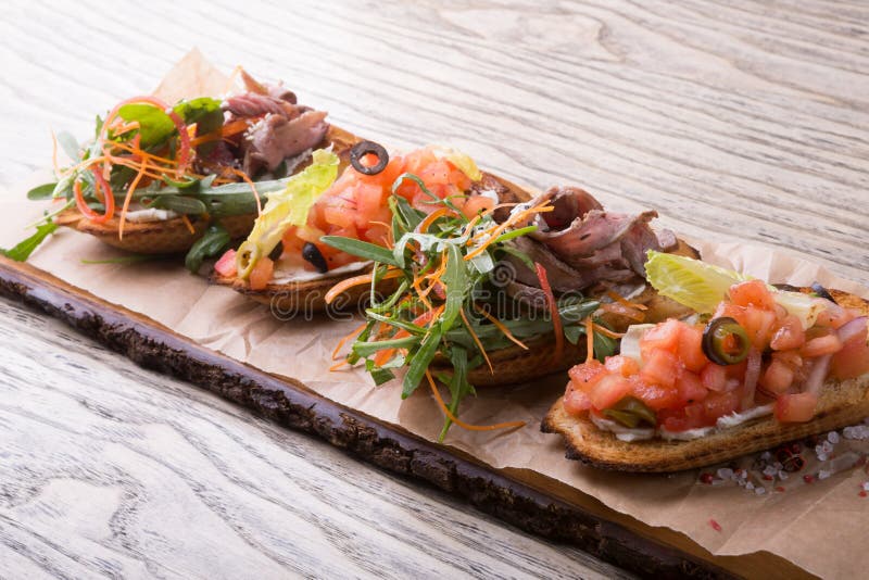 Sanwiches italiani tradizionali dell'aperitivo fotografia stock libera da diritti Sanwiches italiani tradizionali dell'aperitivo fotografia stock libera da diritti