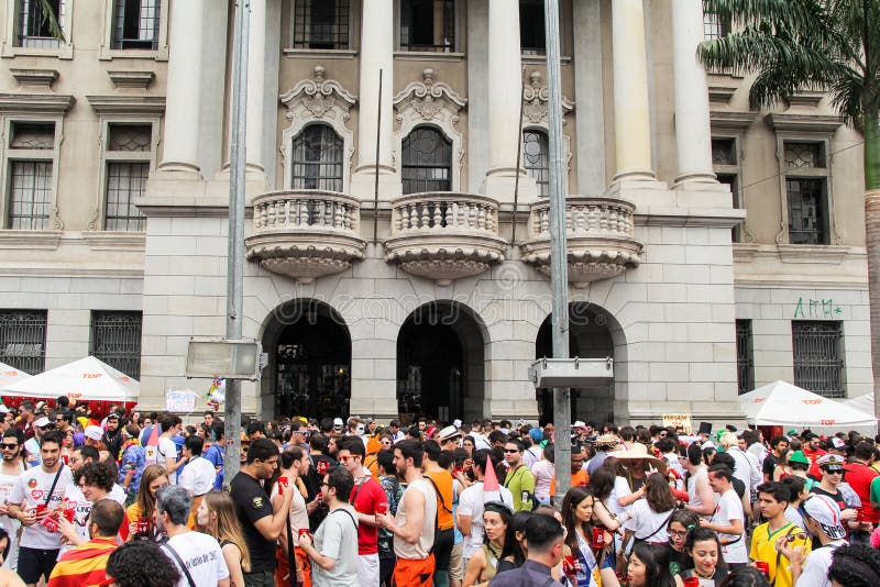 Sao Paulo, Brasilien - Oktober, 20 2017 Menge von Studenten nehmen zu den Straßen der Stadt lizenzfreie stockfotos Sao Paulo, Brasilien - Oktober, 20 2017 Menge von Studenten nehmen zu den Straßen der Stadt lizenzfreie stockfotos