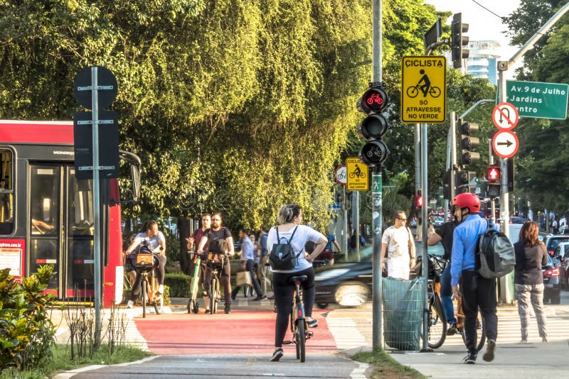 Traffic of cyclists on bicycle lane in Faria Lima Avenue, in Sao Paulo city stock photography Traffic of cyclists on bicycle lane in Faria Lima Avenue, in Sao Paulo city stock photography