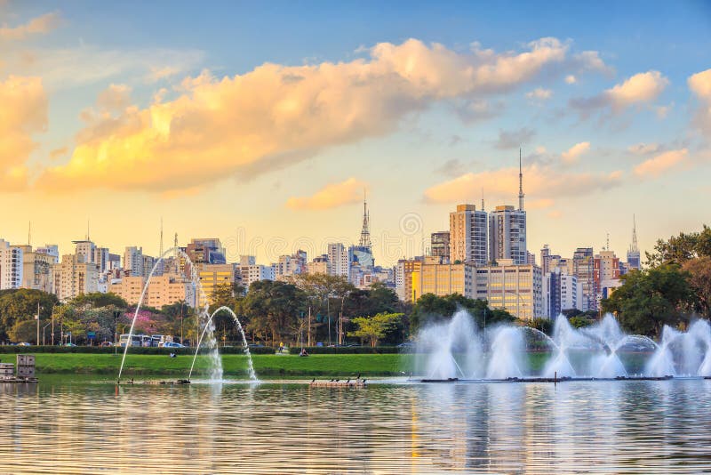 Sao Paulo horisont från Parque Ibirapuera parkerar fotografering för bildbyråer Sao Paulo horisont från Parque Ibirapuera parkerar fotografering för bildbyråer