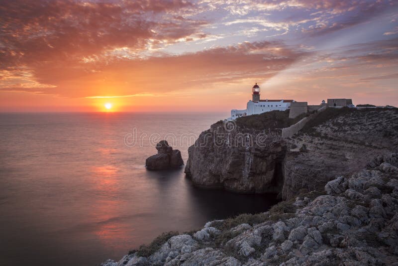 Sao Vicente del faro durante la puesta del sol, Sagres Portugal fotos de archivo libres de regalías Sao Vicente del faro durante la puesta del sol, Sagres Portugal fotos de archivo libres de regalías