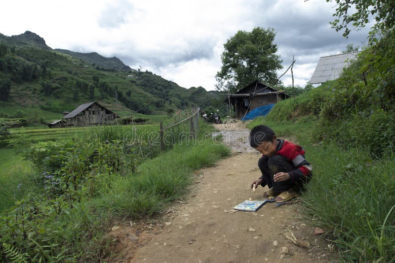 Sapa Lao Cai, Vietnam - 08 16 2014: Vietnamesisk ungeteckning på en bana i Sapa, Lao Cai, Vietnam fotografering för bildbyråer Sapa Lao Cai, Vietnam - 08 16 2014: Vietnamesisk ungeteckning på en bana i Sapa, Lao Cai, Vietnam fotografering för bildbyråer