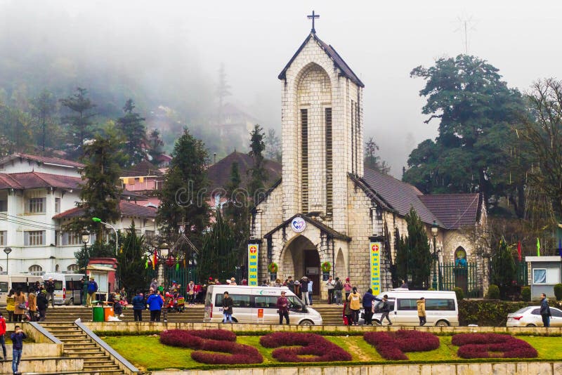 SAPA VIETNAM - JANUARI 1 2018: Stena kyrkan på centret i Sapa, Vietnam Sapa är en härlig bergig stad i nordliga Vietnam a arkivfoton SAPA VIETNAM - JANUARI 1 2018: Stena kyrkan på centret i Sapa, Vietnam Sapa är en härlig bergig stad i nordliga Vietnam a arkivfoton