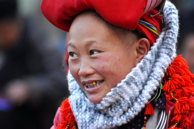 有头巾的红色Dao少数族裔妇女在Sapa，越南 免版税图库摄影