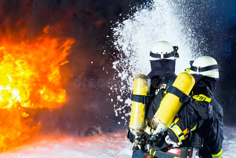 Sapador-bombeiro - bombeiros que extinguem uma grande chama