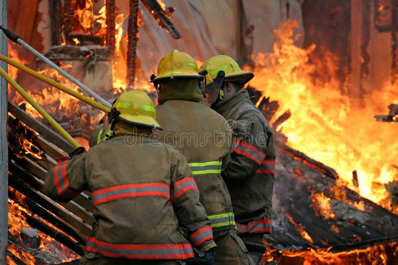 Sapadores-bombeiros dentro do incêndio fotografia de stock royalty free Sapadores-bombeiros dentro do incêndio fotografia de stock royalty free