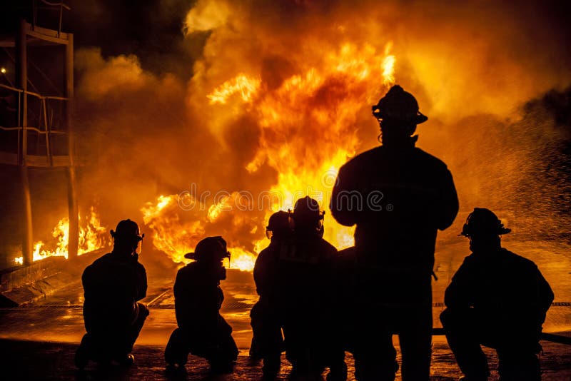 Sapadores-bombeiros que lutam chama ardente