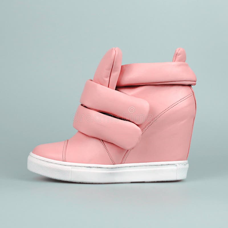 Sapatas cor-de-rosa fêmeas fotos de stock royalty free