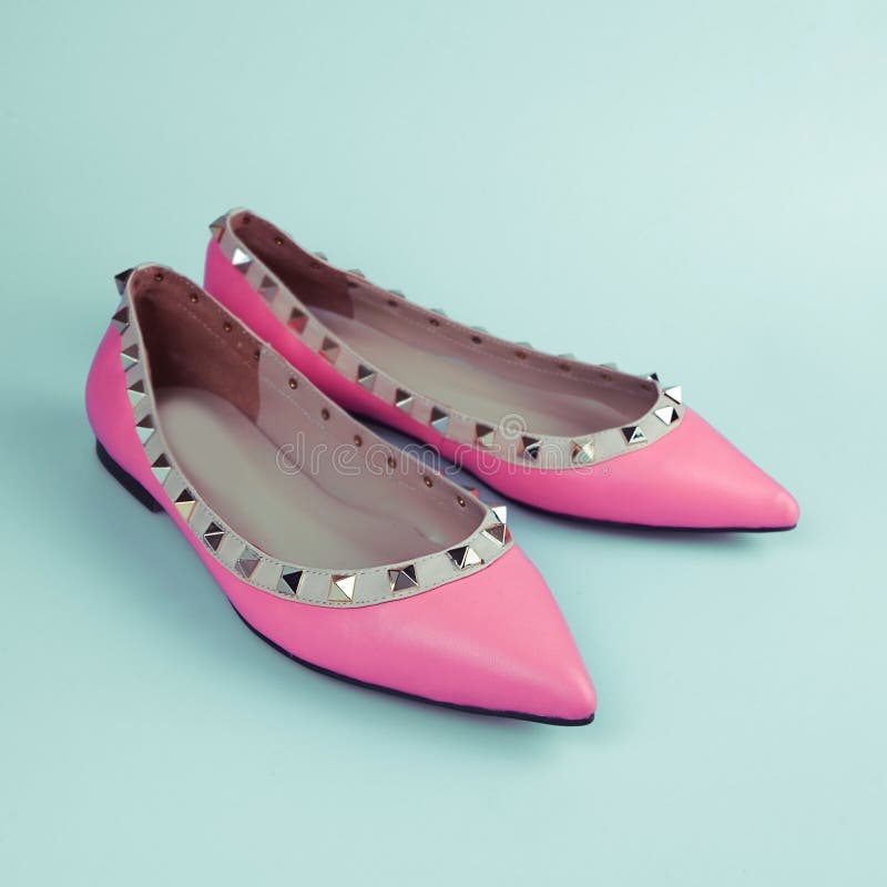 Sapatas cor-de-rosa fêmeas foto de stock