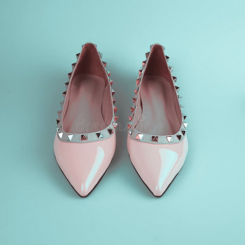 Sapatas cor-de-rosa fêmeas imagens de stock royalty free