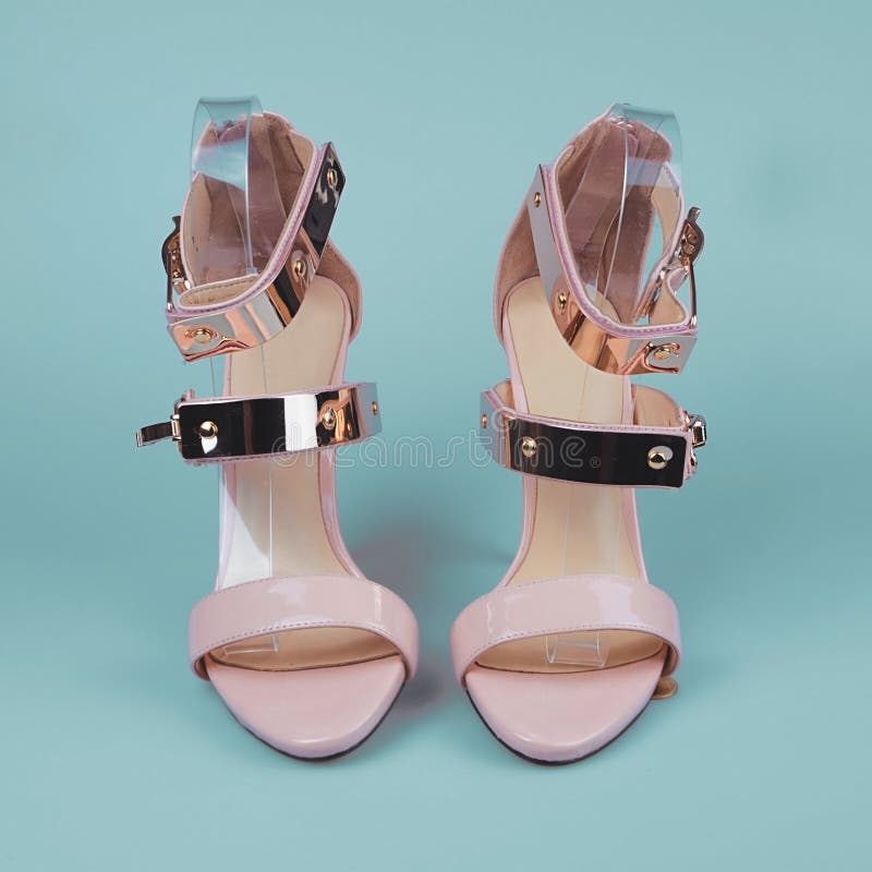 Sapatas cor-de-rosa fêmeas imagem de stock royalty free