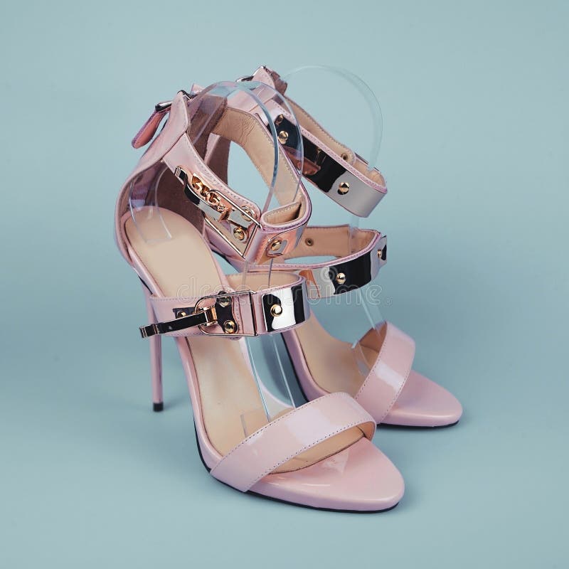 Sapatas cor-de-rosa fêmeas imagem de stock