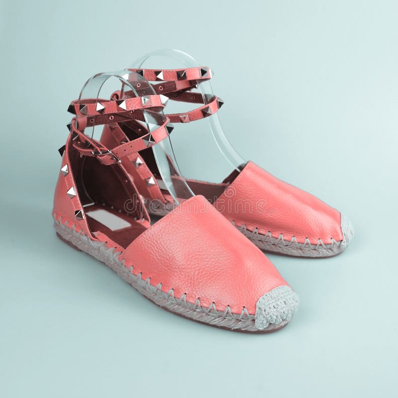 Sapatas cor-de-rosa fêmeas fotografia de stock