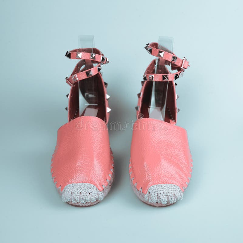 Sapatas cor-de-rosa fêmeas fotos de stock royalty free