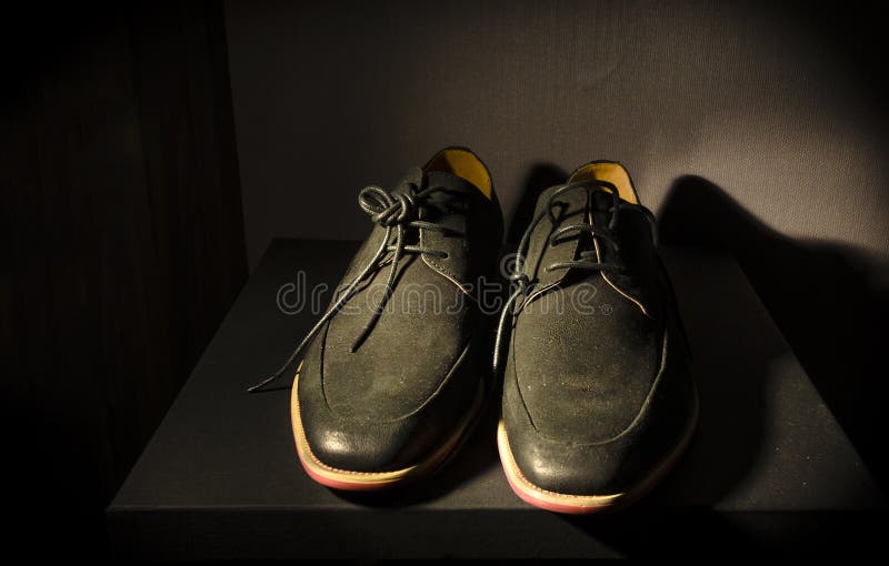 Sapatas das botas de couro na caixa fotografia de stock Sapatas das botas de couro na caixa fotografia de stock
