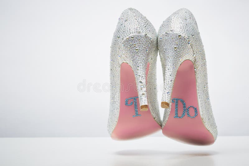Sapatas nupciais do casamento com eu faço a mensagem na sola fotos de stock royalty free Sapatas nupciais do casamento com eu faço a mensagem na sola fotos de stock royalty free
