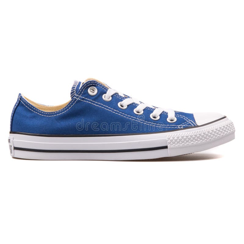 Sapatilha azul de Roadtrip do BOI inverso de Chuck Taylor All Star foto de stock royalty free Sapatilha azul de Roadtrip do BOI inverso de Chuck Taylor All Star foto de stock royalty free