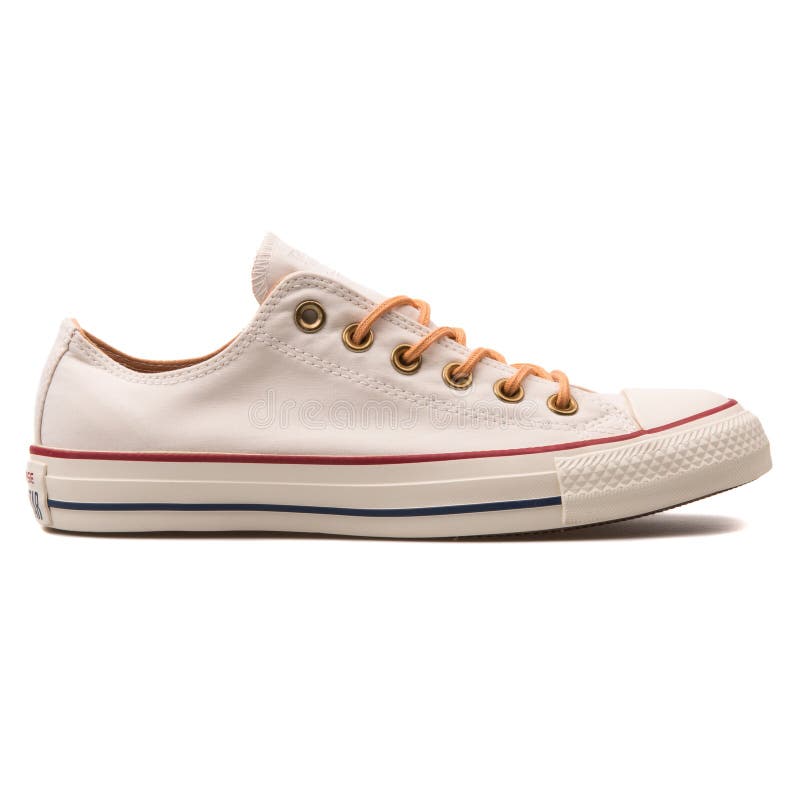 Sapatilha branca do pergaminho inverso do BOI de Chuck Taylor All Star imagens de stock Sapatilha branca do pergaminho inverso do BOI de Chuck Taylor All Star imagens de stock