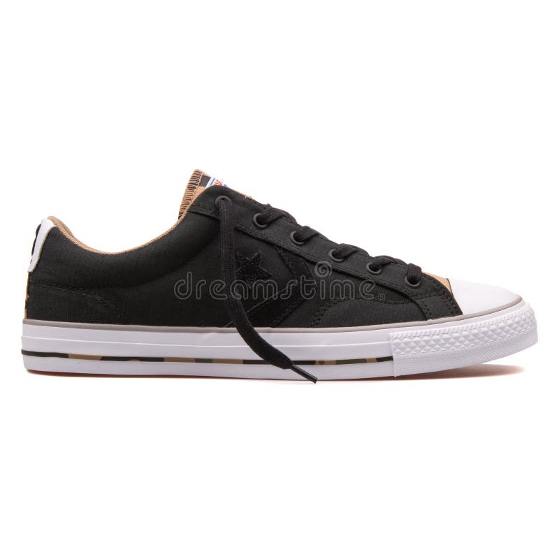 Sapatilha inversa do preto do BOI de Chuck Taylor Star Player foto de stock Sapatilha inversa do preto do BOI de Chuck Taylor Star Player foto de stock