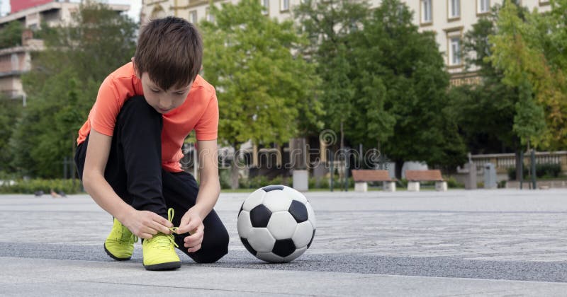 Um Jovem Jogador De Futebol Machucou Sua Perna Durante O Jogo E Bola No  Campo. Lesão Infantil No Conceito Desportivo. Cópia Foto de Stock - Imagem  de joelho, futebolista: 176890416