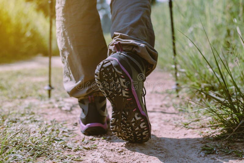 Sapato de caminhada em uma bela pista de rock, Hiker caminhando ou caminhando na natureza,Feche